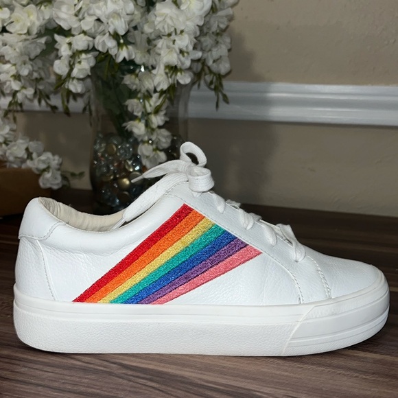 Gianni Bini daydreaming, rainbow sneakers - Picture 7 of 12